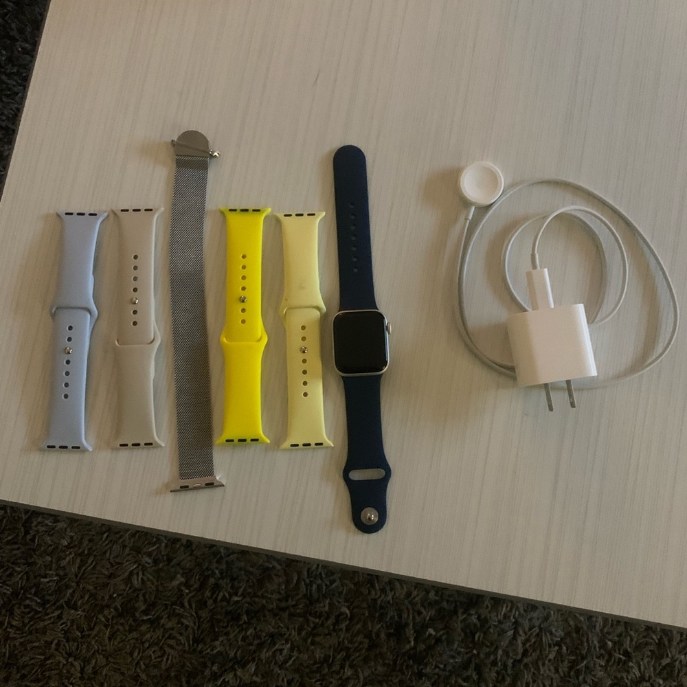 Apple Watch SE 40mm in silver